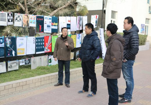 学校领导观看作品展