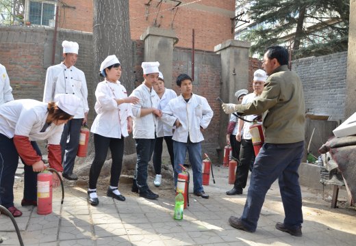 老师耐心讲解灭火器使用方法