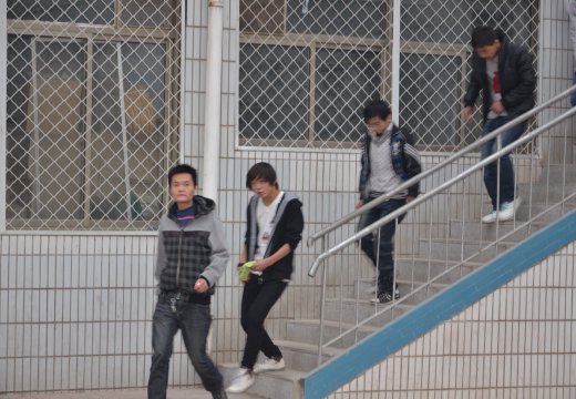 警报拉响，学生们纷纷逃出“火场”