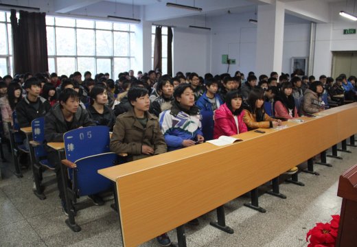 全校200余名学生团员进行党课学习