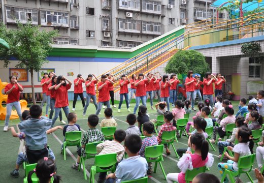 活力搏击操社团成员们带来的搏击操表演