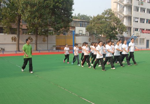 教师们训练刻苦步伐整齐