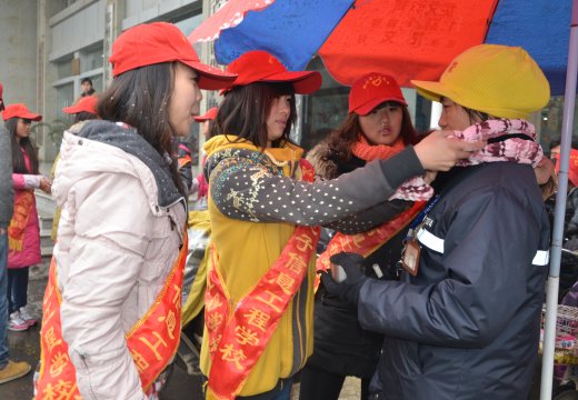 “爱心织女团”为交通协管员亲手带上“爱心围巾”