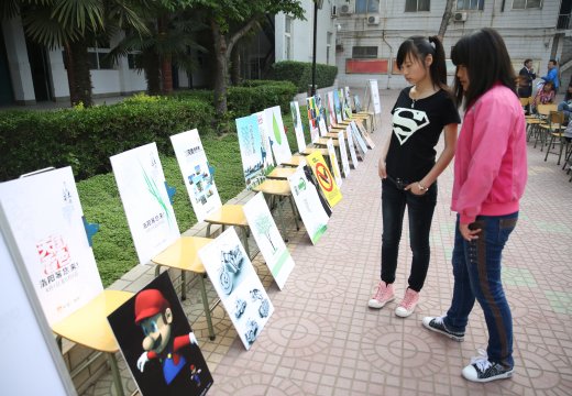 同学们驻足欣赏艺术组作品展