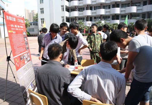 东易日盛力天装饰公司台前吸引了许多设计专业的学生