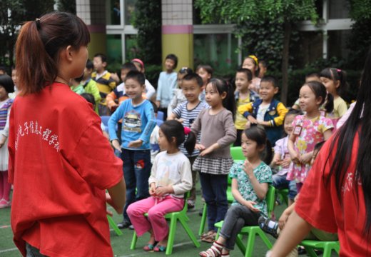 小朋友们一起学习搏击操