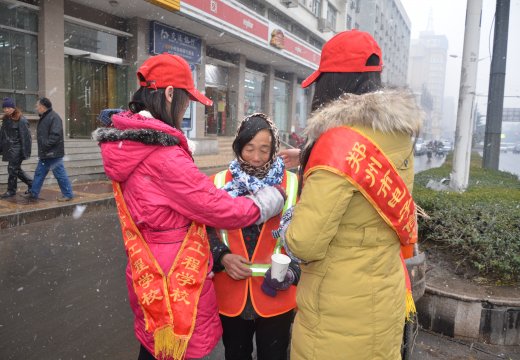 “爱心织女团”为交通协管员亲手带上“爱心围巾”