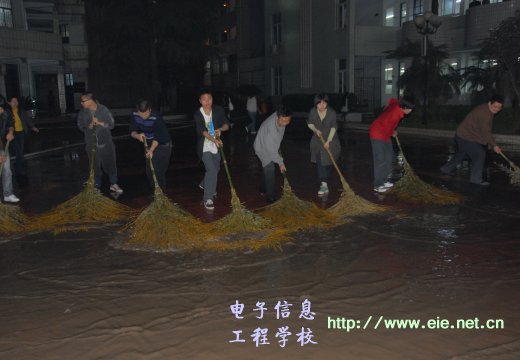 连夜清扫校园，确保大赛顺利