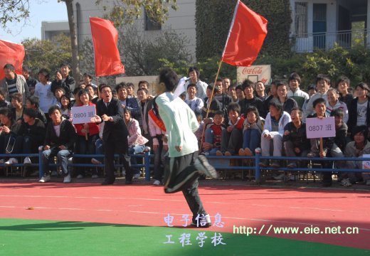 震耳欲聋的加油声