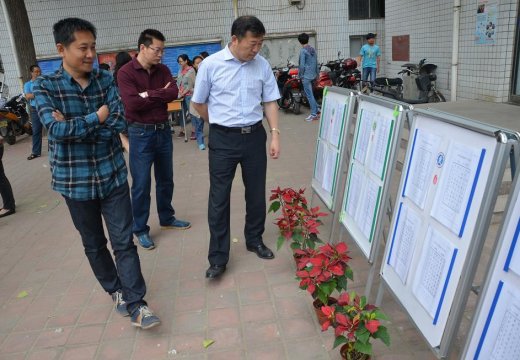 学校领导参观硬笔书法展示