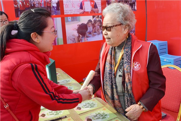 2抗战老战士杨桂花到场支持“我有梦想要发芽”项目.jpg