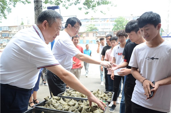 1李京辉校长为同学们发粽子.JPG