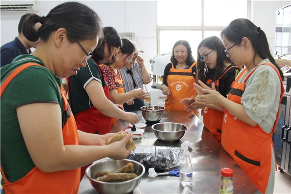 1上得讲堂 下得厨房的女老师们.jpg