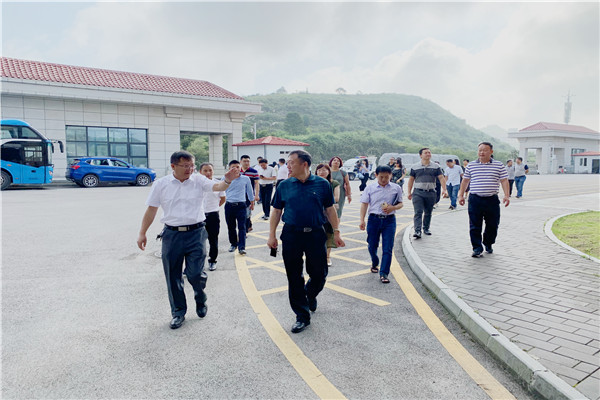 参观贵州电子科技职业学院 (2).jpg