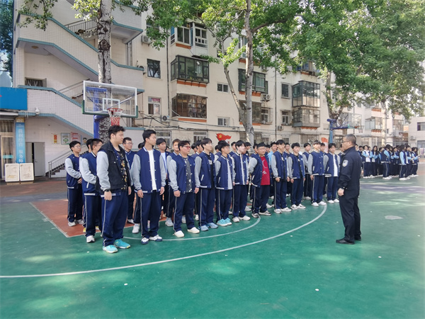 图为民警向学生进行宣传.jpg