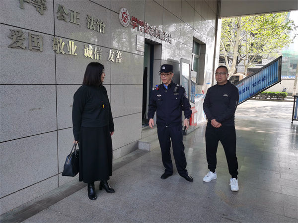 图张涛警官同副校长于蓉综治办主任苗畬交流.jpg